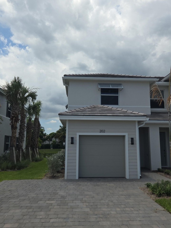 202 Lakeside Landings Dr - Photo 3 of 19