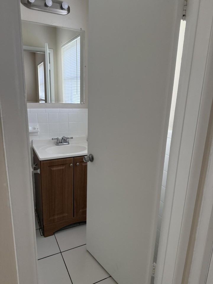 1431 Sw 44th Ter #4 - Photo 3 of 5