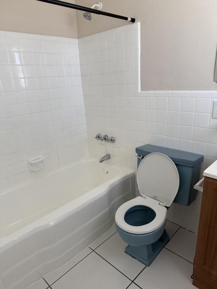 1431 Sw 44th Ter #4 - Photo 4 of 5