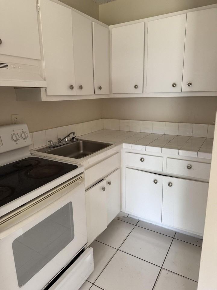 1431 Sw 44th Ter #4 - Photo 5 of 5