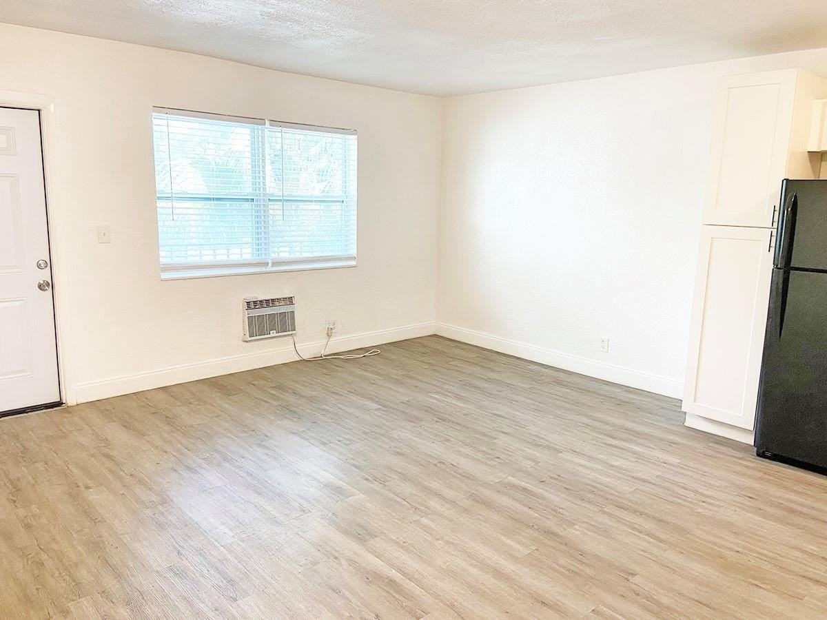 240 Sw 8th St #3 - Photo 4 of 16