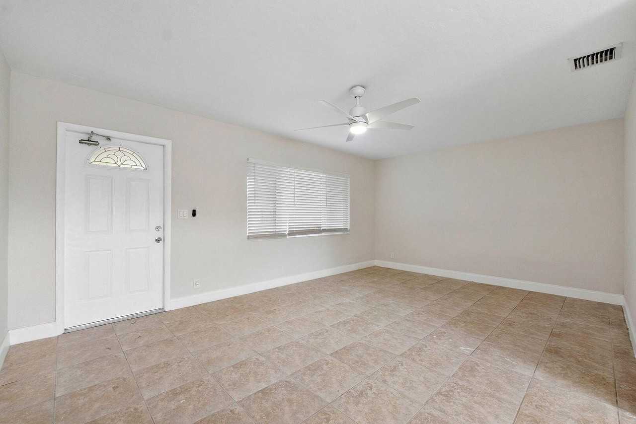 4650 Ne 1st Ter - Photo 4 of 14