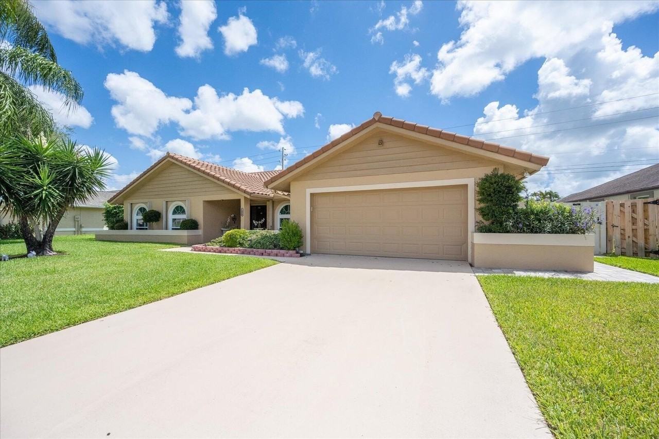 1654 Farmington Cir - Photo 2 of 33