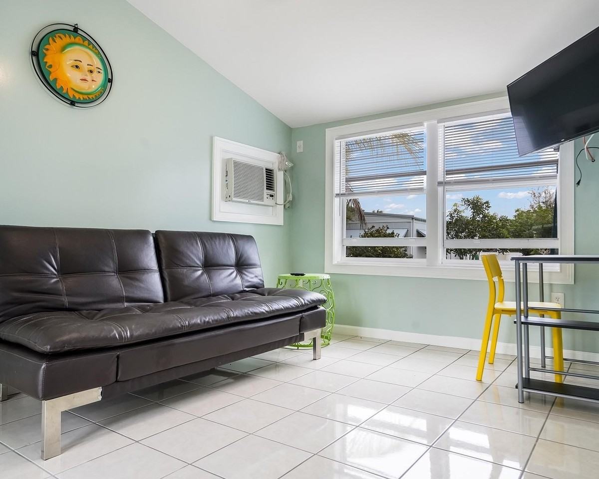 1680 Sw 84th Ave - Photo 4 of 31