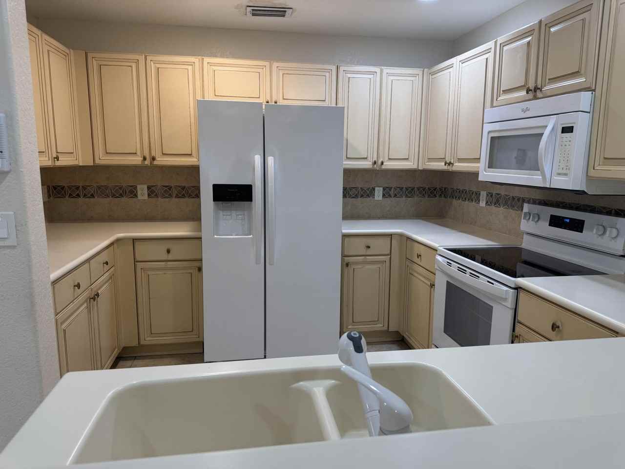 3472 Commodore Ct - Photo 5 of 33