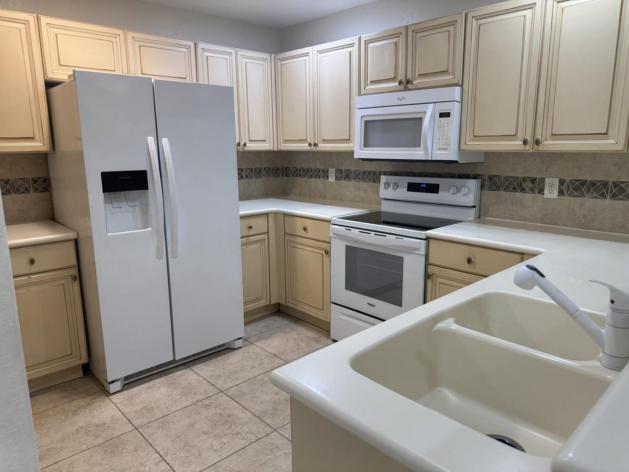 3472 Commodore Ct - Photo 6 of 33