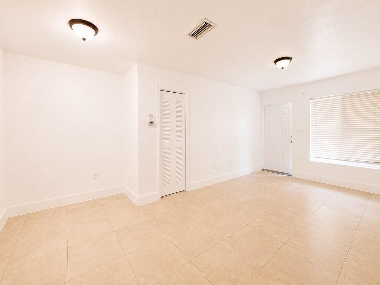990 Nw 1st St #1 - Photo 2 of 10
