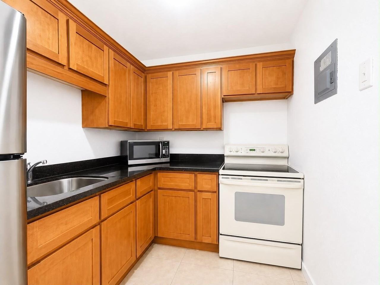 990 Nw 1st St #1 - Photo 5 of 10