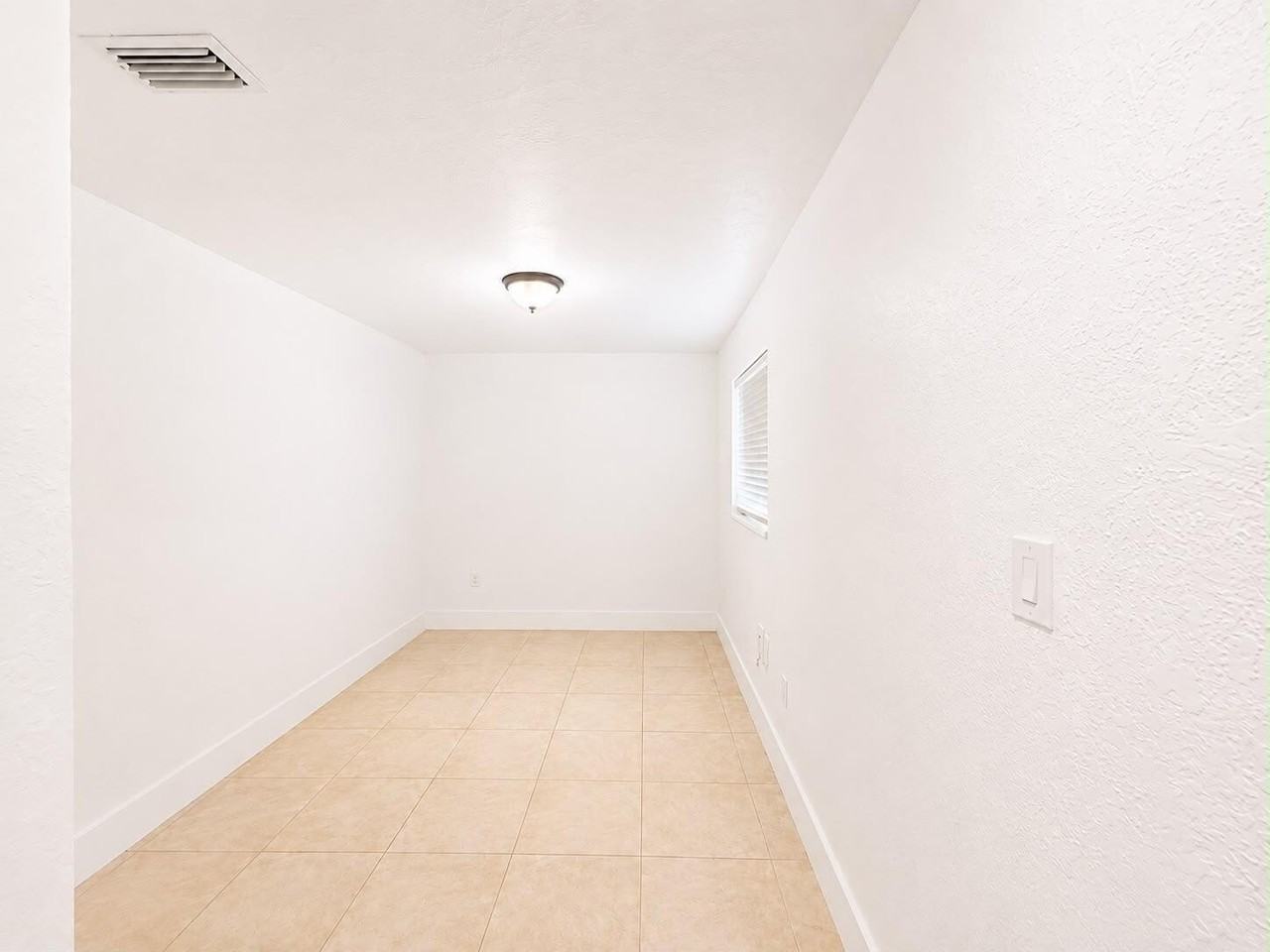 990 Nw 1st St #1 - Photo 7 of 10