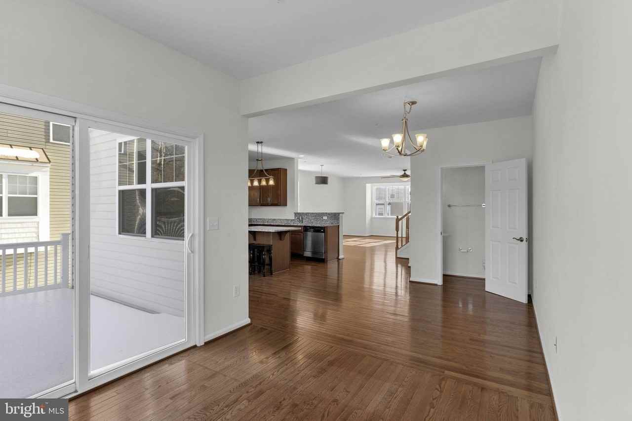592 Burr Oak Ct - Photo 5 of 24