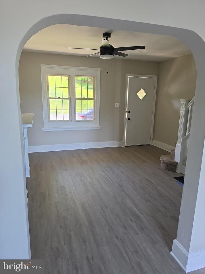 749 Oak St - Photo 2 of 12