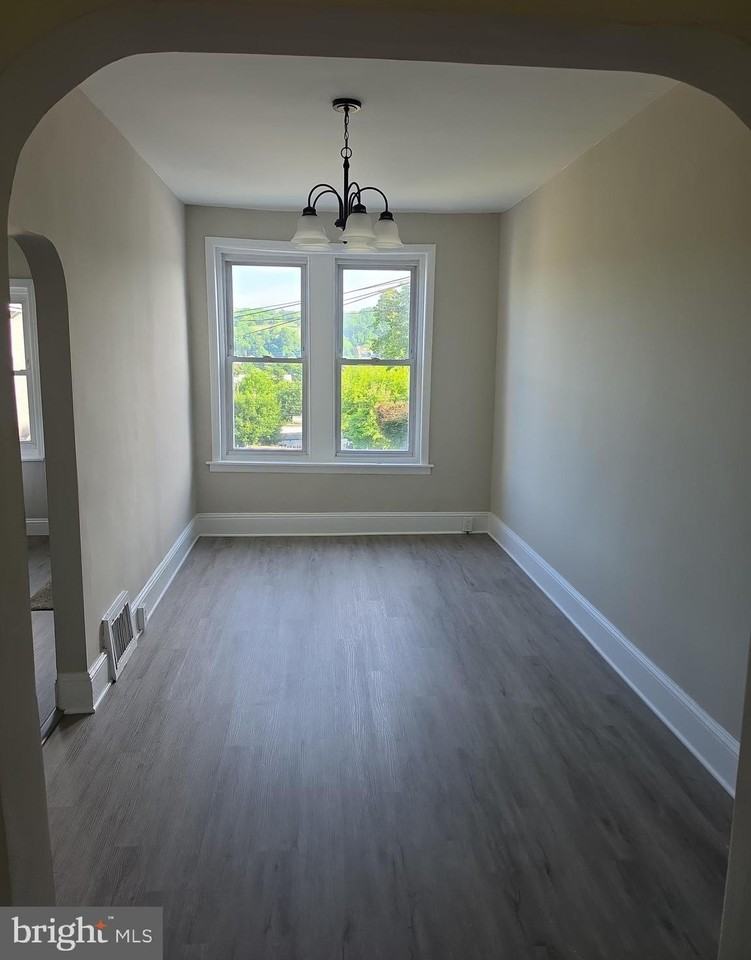 749 Oak St - Photo 4 of 12