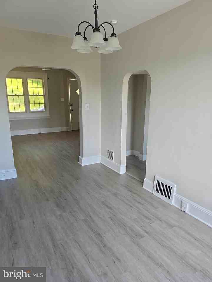 749 Oak St - Photo 5 of 12