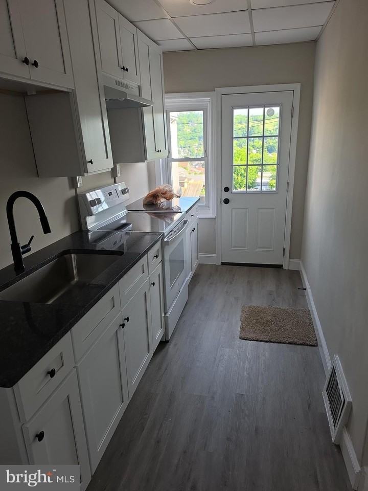 749 Oak St - Photo 6 of 12