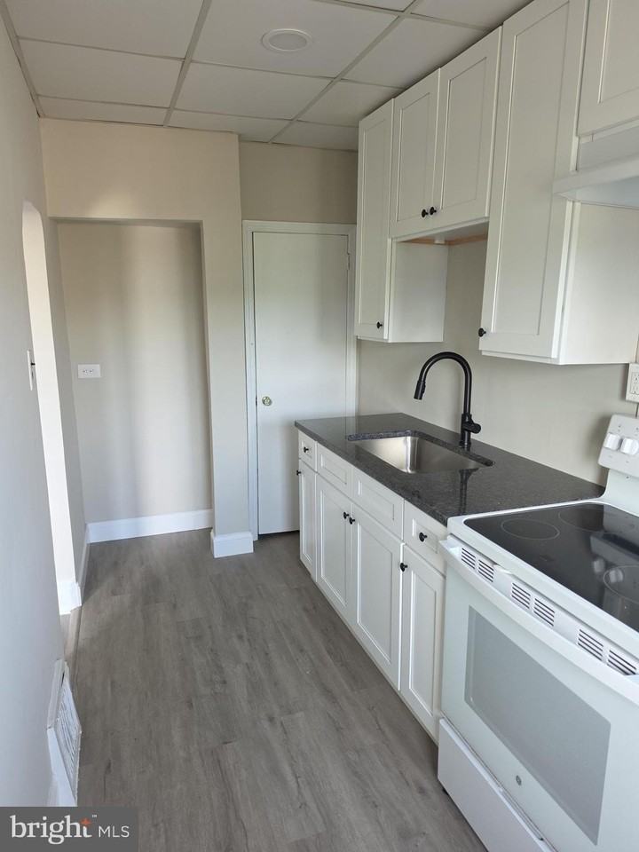 749 Oak St - Photo 7 of 12