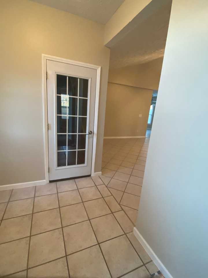 1047 Gatesville Dr - Photo 4 of 49