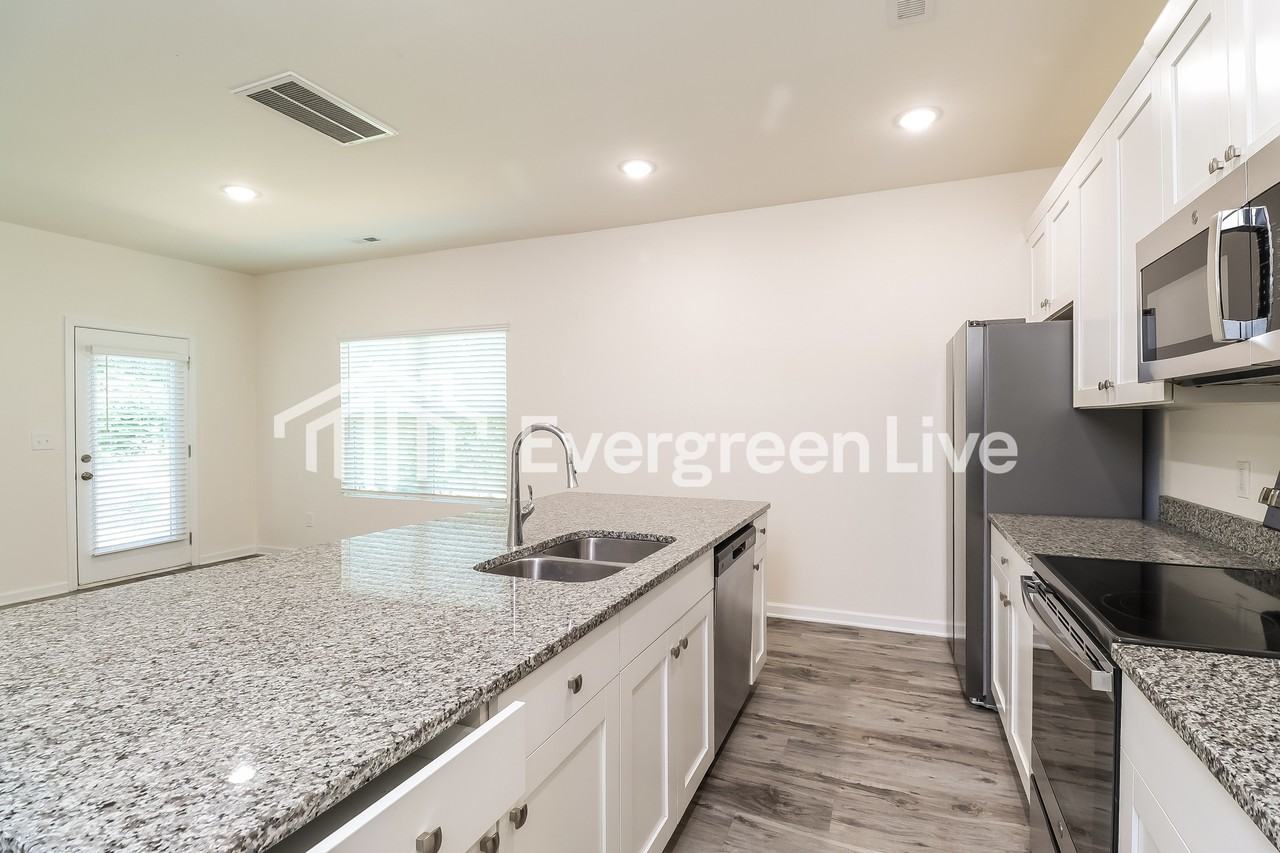 267 E Catawba Ave - Photo 4 of 15