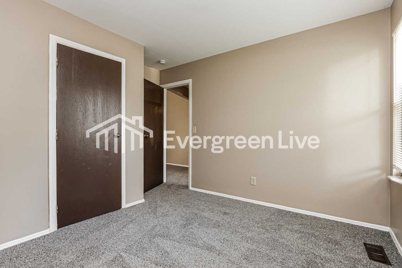 1262 Firethorne Dr - Photo 7 of 15