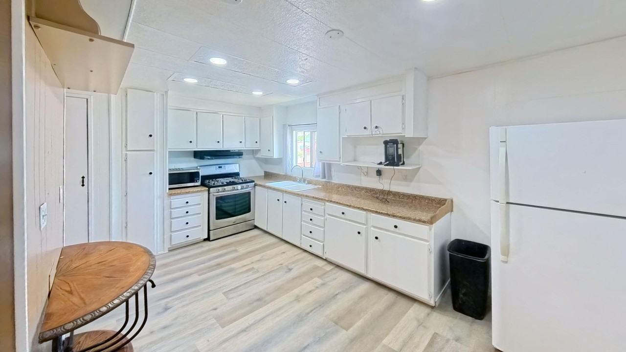 30100 Lakeview Ave - Photo 2 of 19