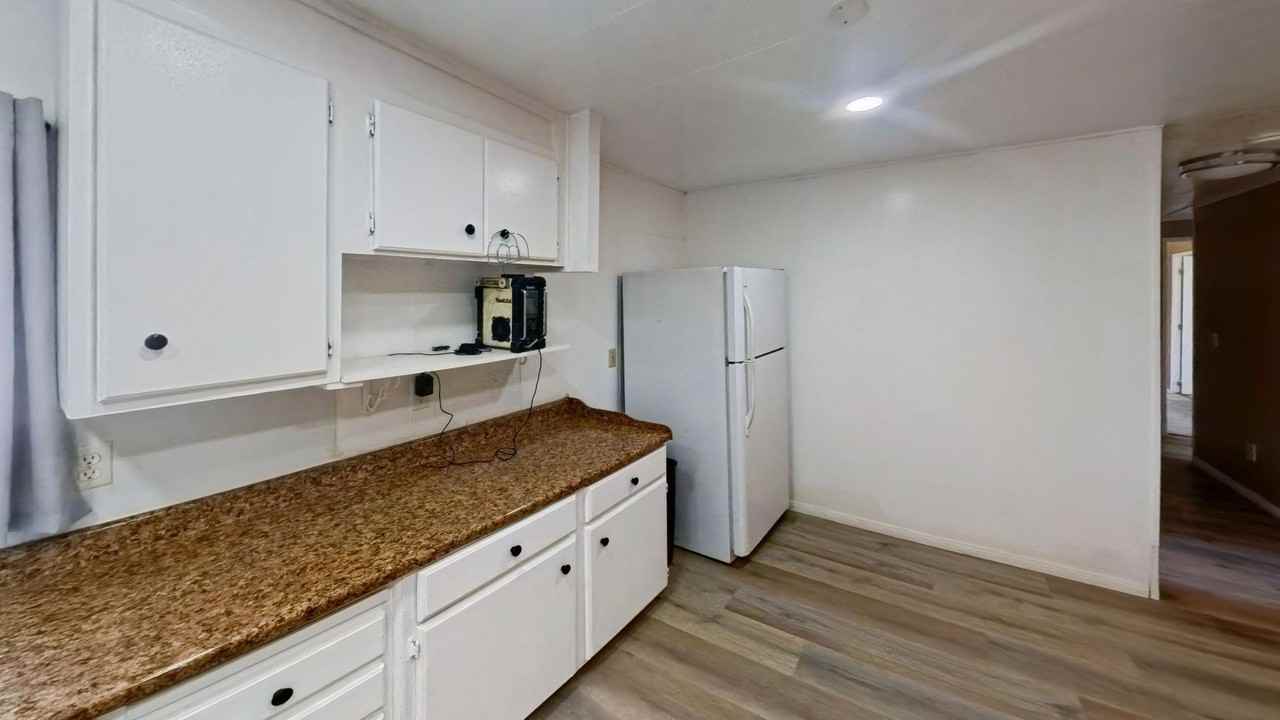 30100 Lakeview Ave - Photo 3 of 19