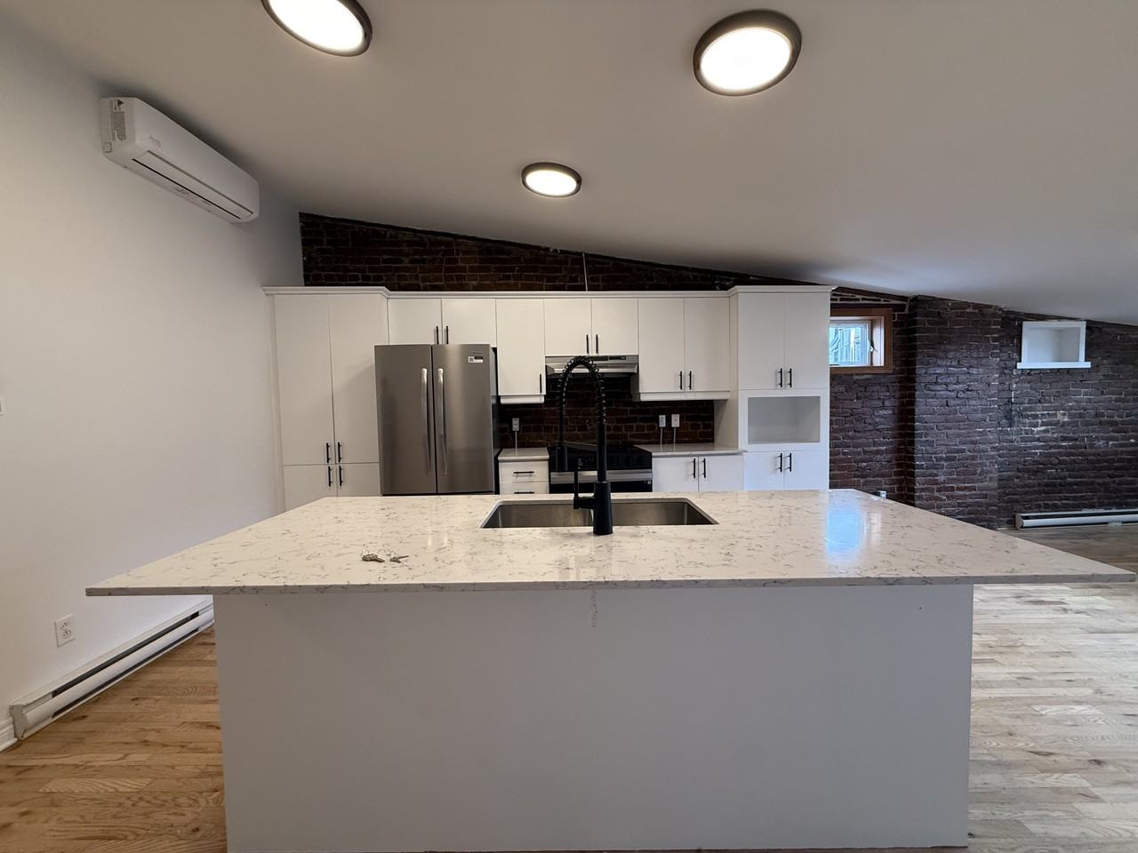 250A Rue Saint Paul Est - Photo 2 of 24