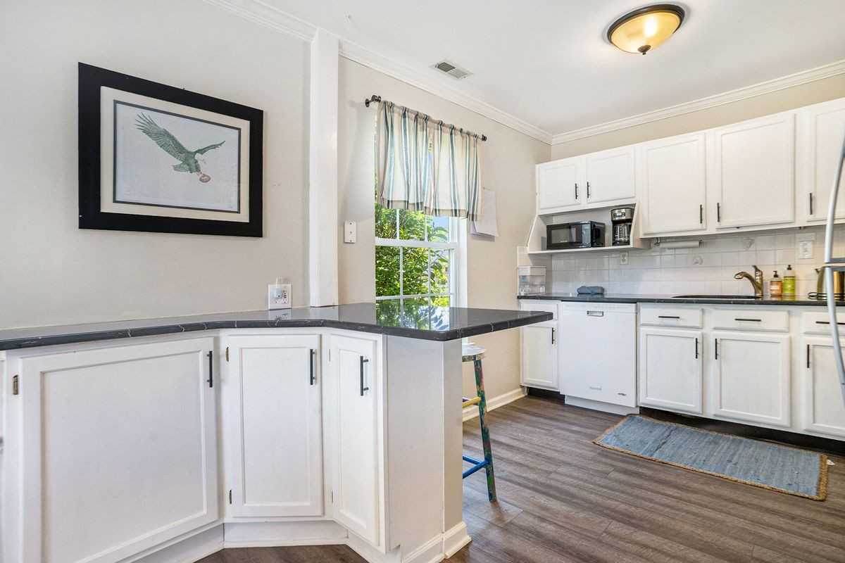 5905 Drawbridge Ct - Photo 6 of 28
