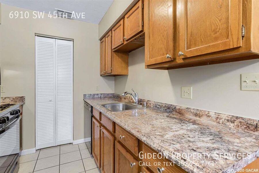 6910 Sw 45th Ave - Photo 4 of 11
