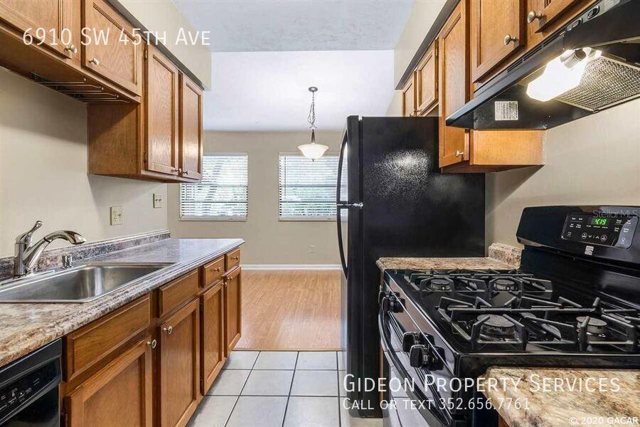 6910 Sw 45th Ave - Photo 5 of 11