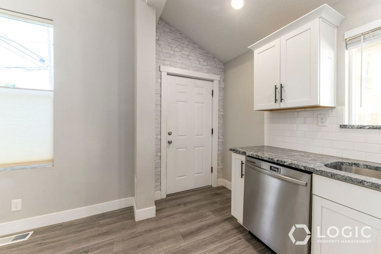 935 W 200 N - Photo 4 of 21