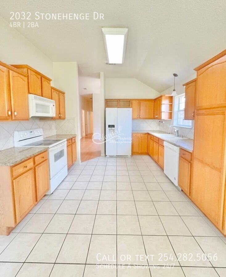 2032 Stonehenge Dr - Photo 2 of 14