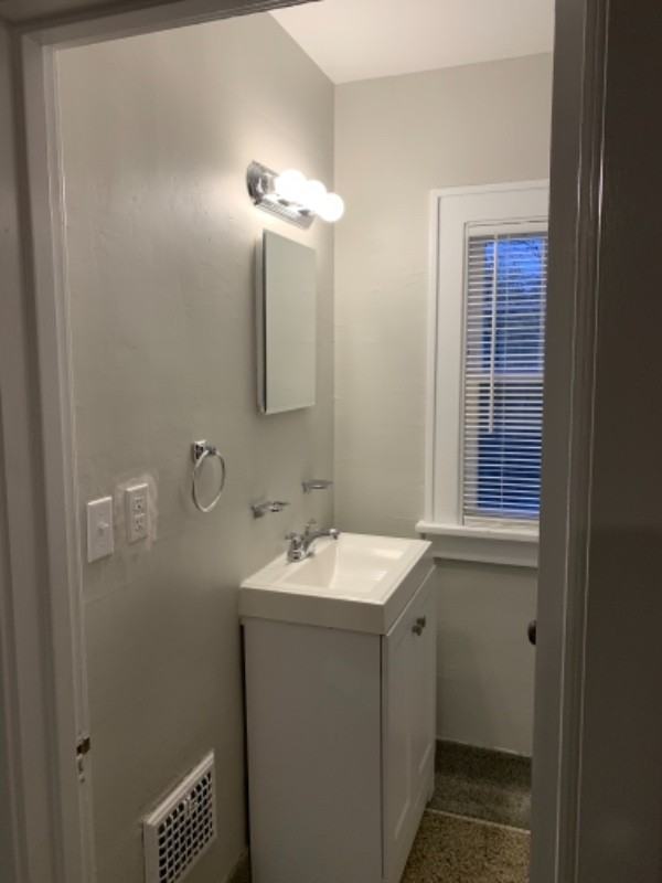 921 Kennelworth Ave - Photo 7 of 31