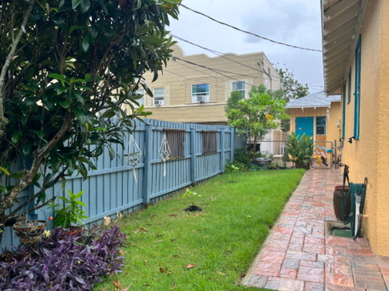 122 S Oleander Ave - Photo 3 of 13