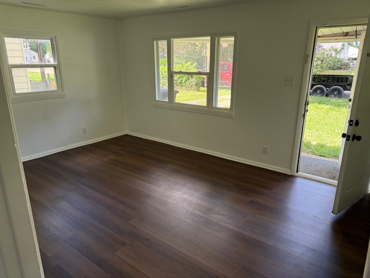 921 Giddings St - Photo 2 of 8