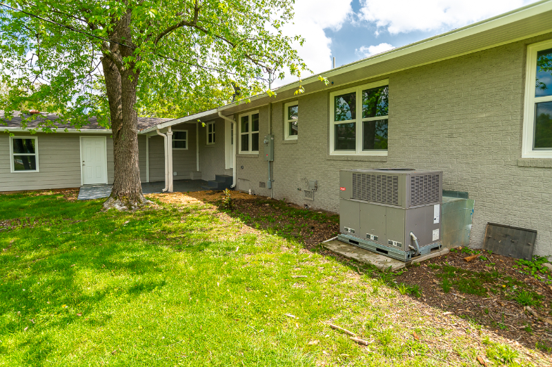 1304 Aston St - Photo 2 of 16