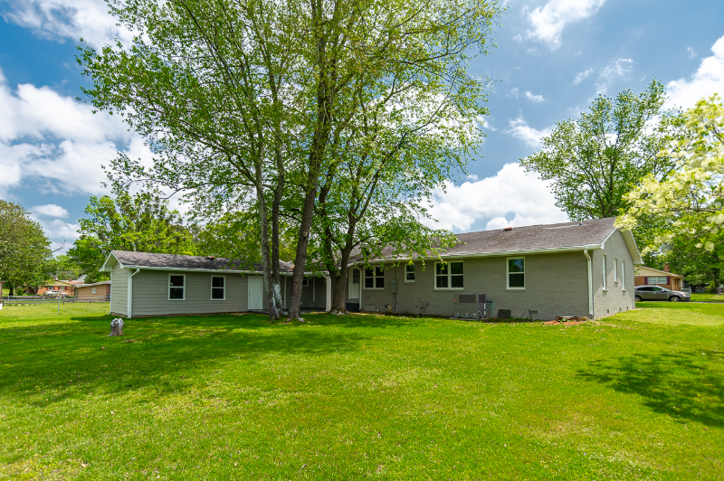 1304 Aston St - Photo 3 of 16