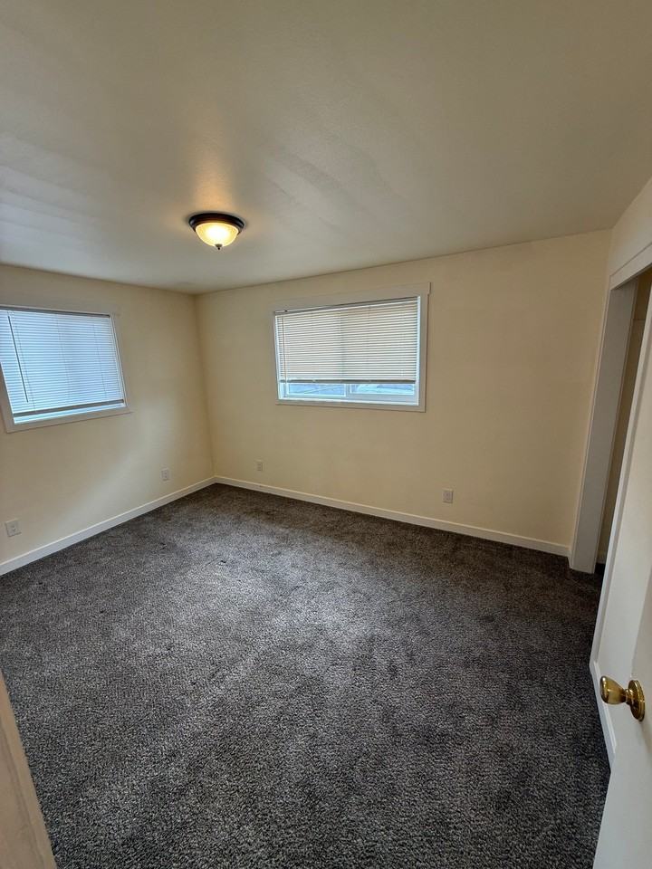 4245 Joann Dr Ne - Photo 5 of 7