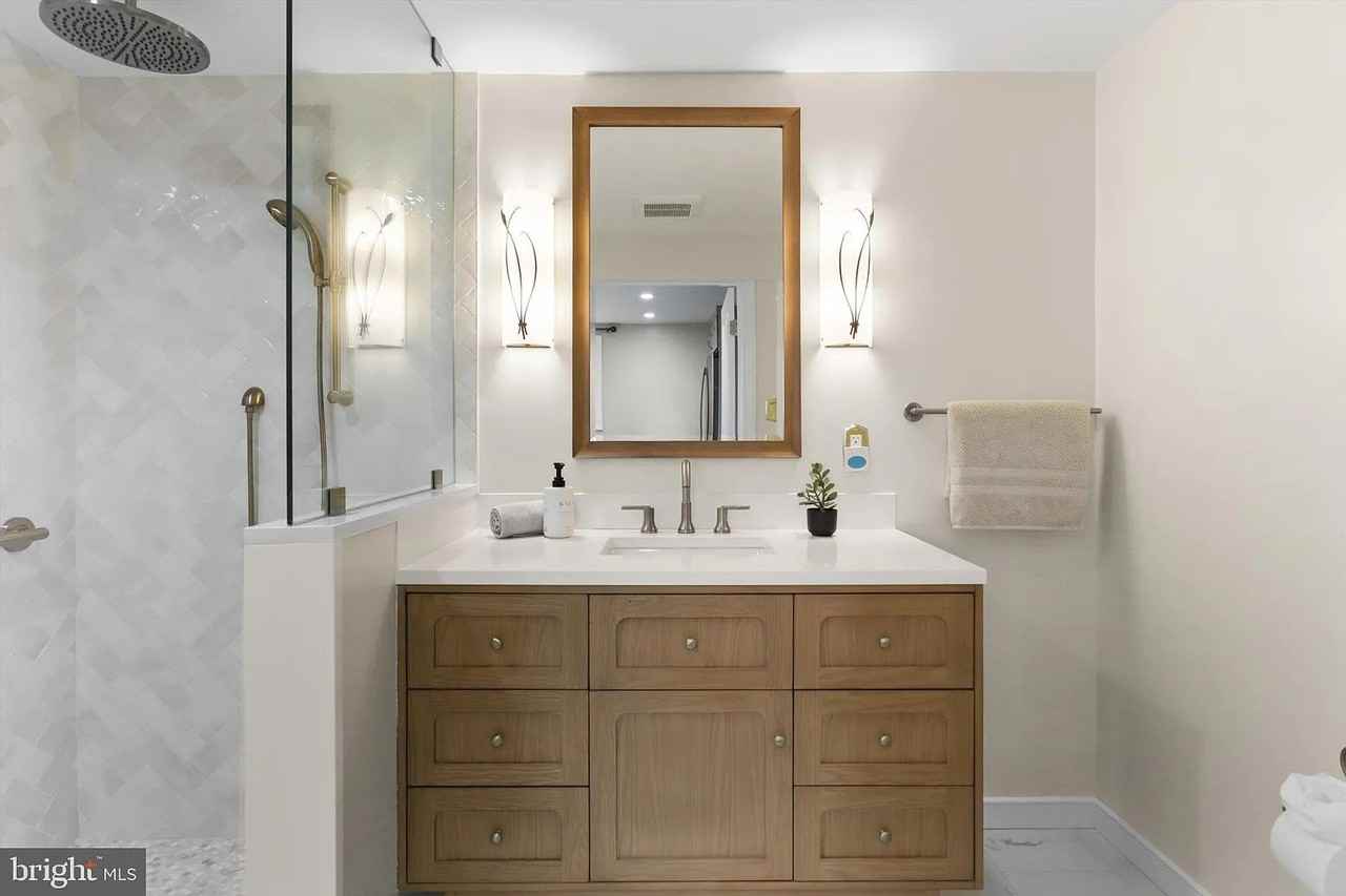 1401 S Greenbrier St #2 - Photo 6 of 9