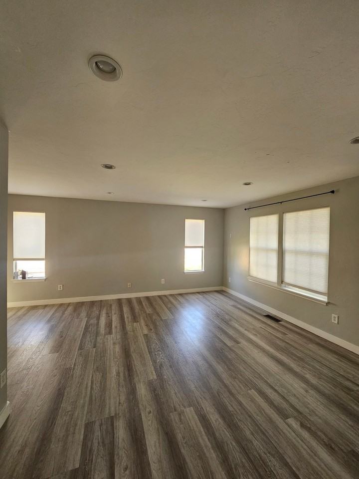 7963 N Smith Ranch Rd - Photo 2 of 15