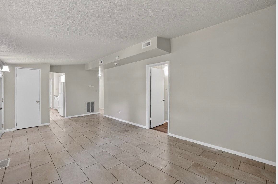 2280 Roosevelt Pl - Photo 4 of 15