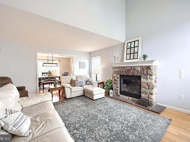 102 Bloomfield Dr - Photo 4 of 20