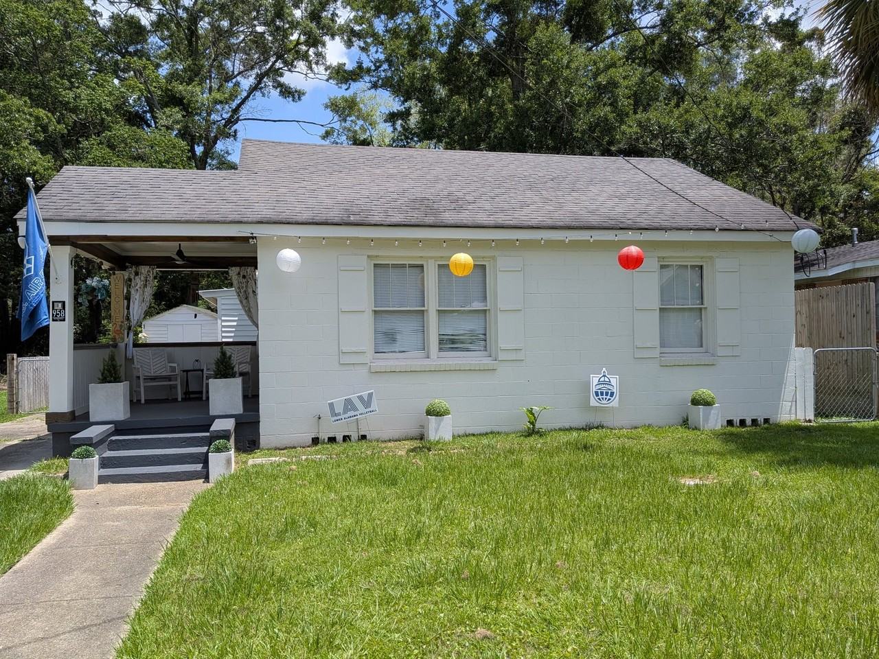 958 Montgomery St - Photo 3 of 20
