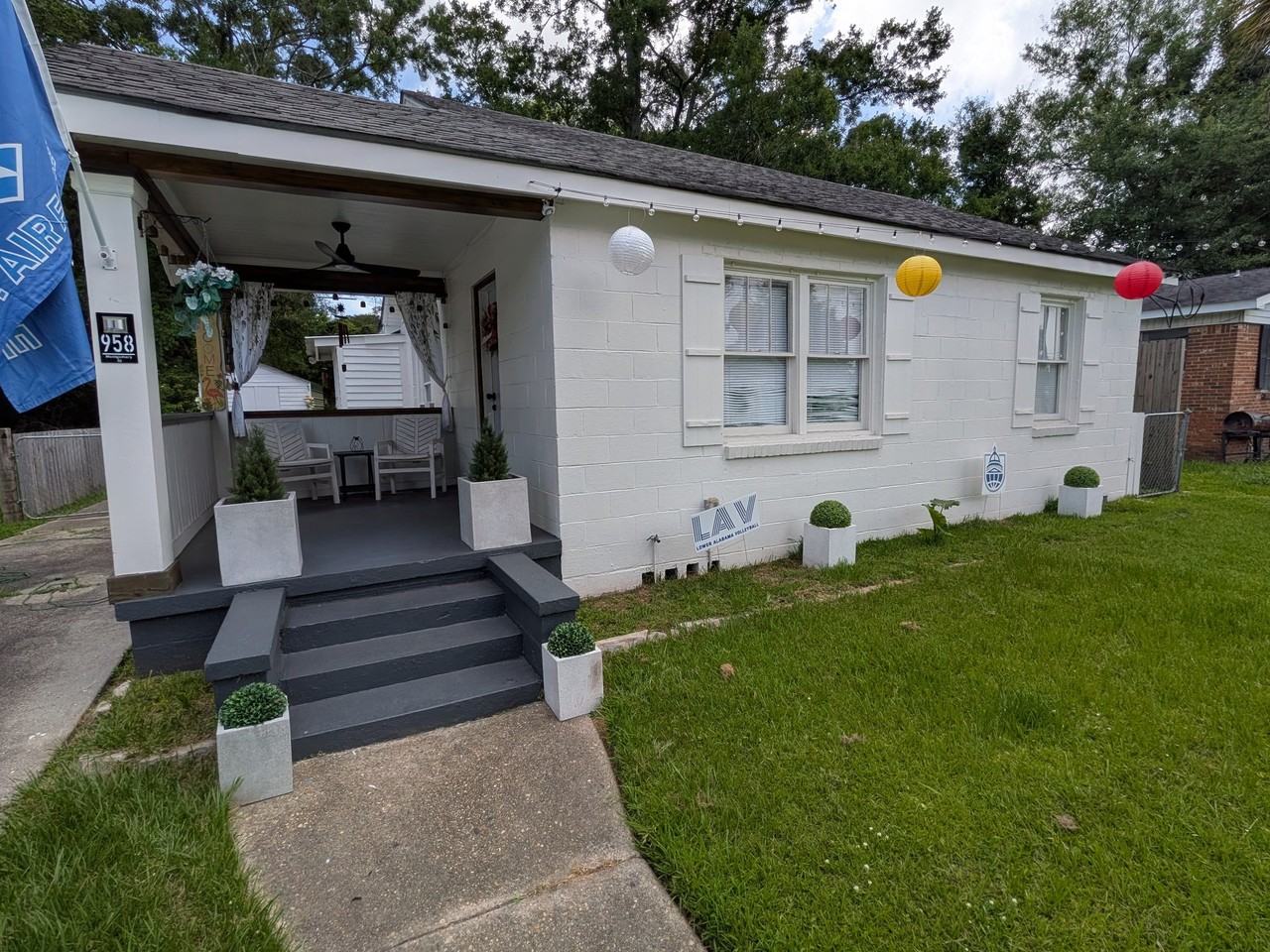 958 Montgomery St - Photo 4 of 20