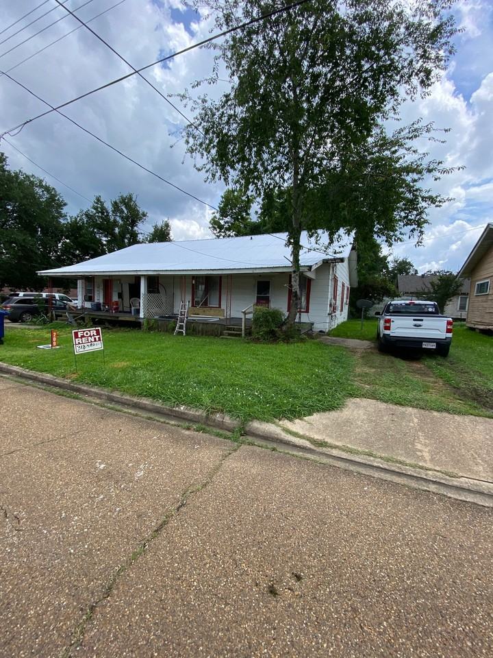209 Oak Street - Photo 3 of 5