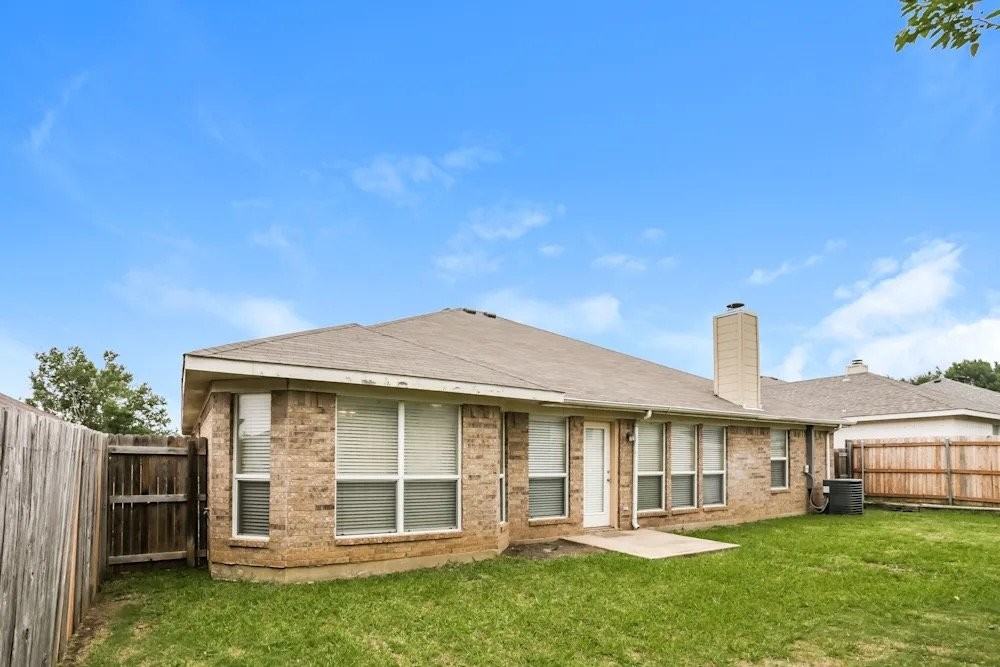 2600 Treeview Dr - Photo 2 of 11