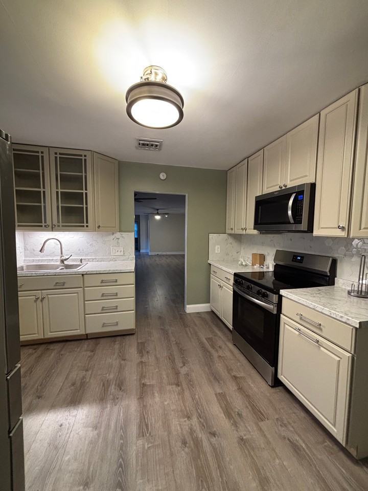 2233 Farmington Ave - Photo 6 of 20