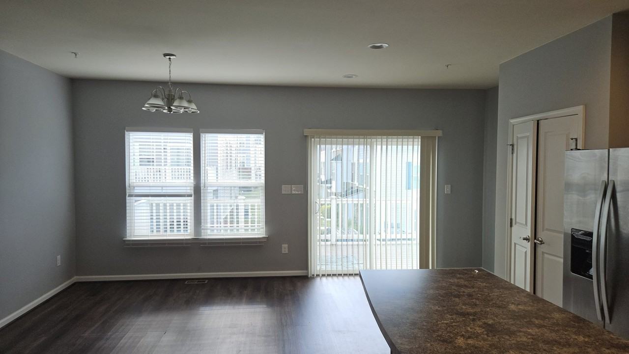607 N Atwater Dr - Photo 4 of 17