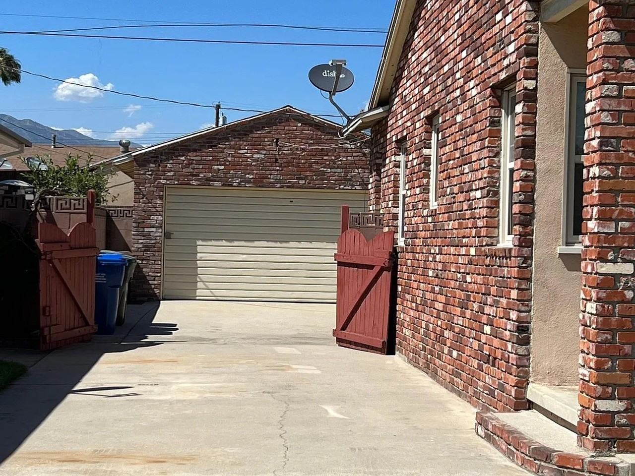 10563 Emery St - Photo 2 of 12