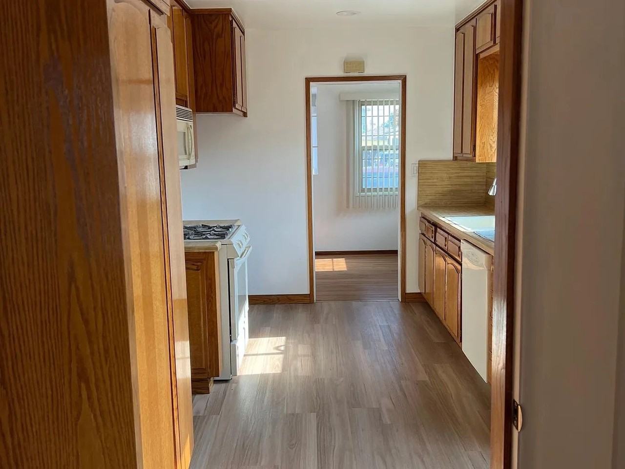 10563 Emery St - Photo 3 of 12