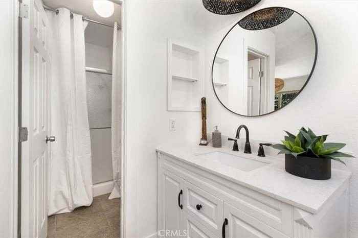 1094 Sea Bluff Dr - Photo 3 of 17