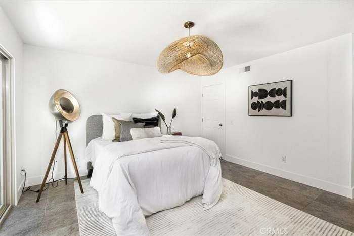 1094 Sea Bluff Dr - Photo 7 of 17